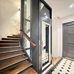Stunning Jardin Du Luxembourg Property With Lift